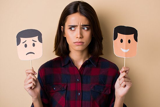 Девушка с двумя масками